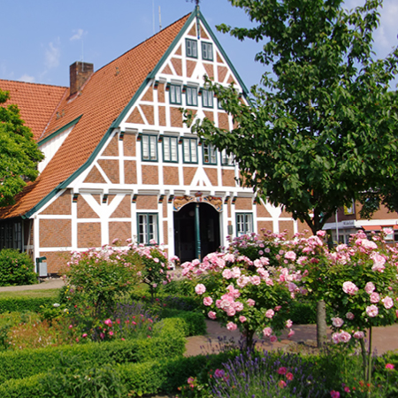 Das Jorker Rathaus mit typischem Altländer Fachwerk